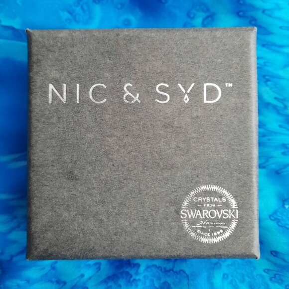NIC & SYD 3-stone Swarovski necklace - Picture 2 of 3